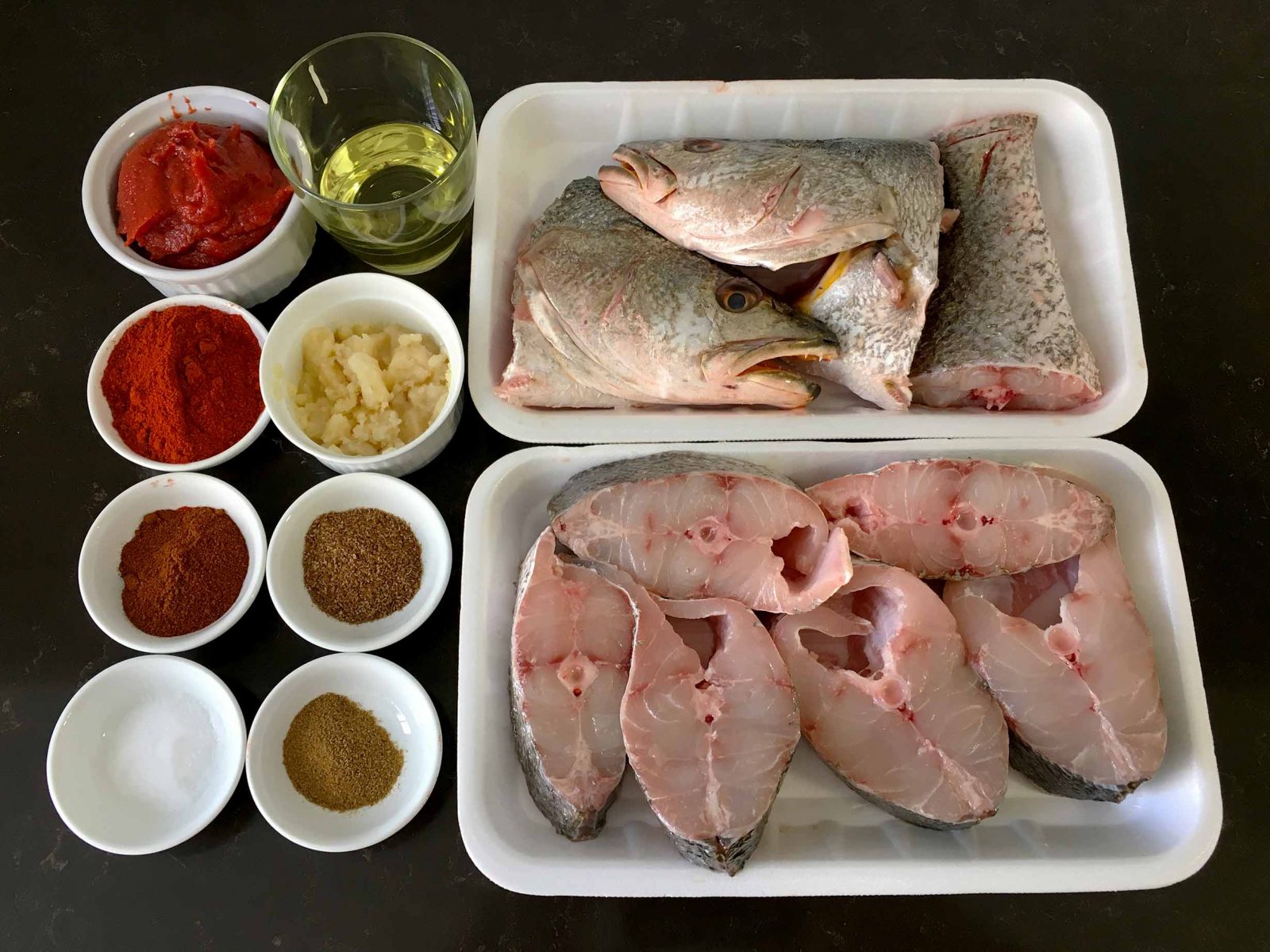 חומרי-גלם-להכנת דג חריימה ברוטב עגבניות חריף