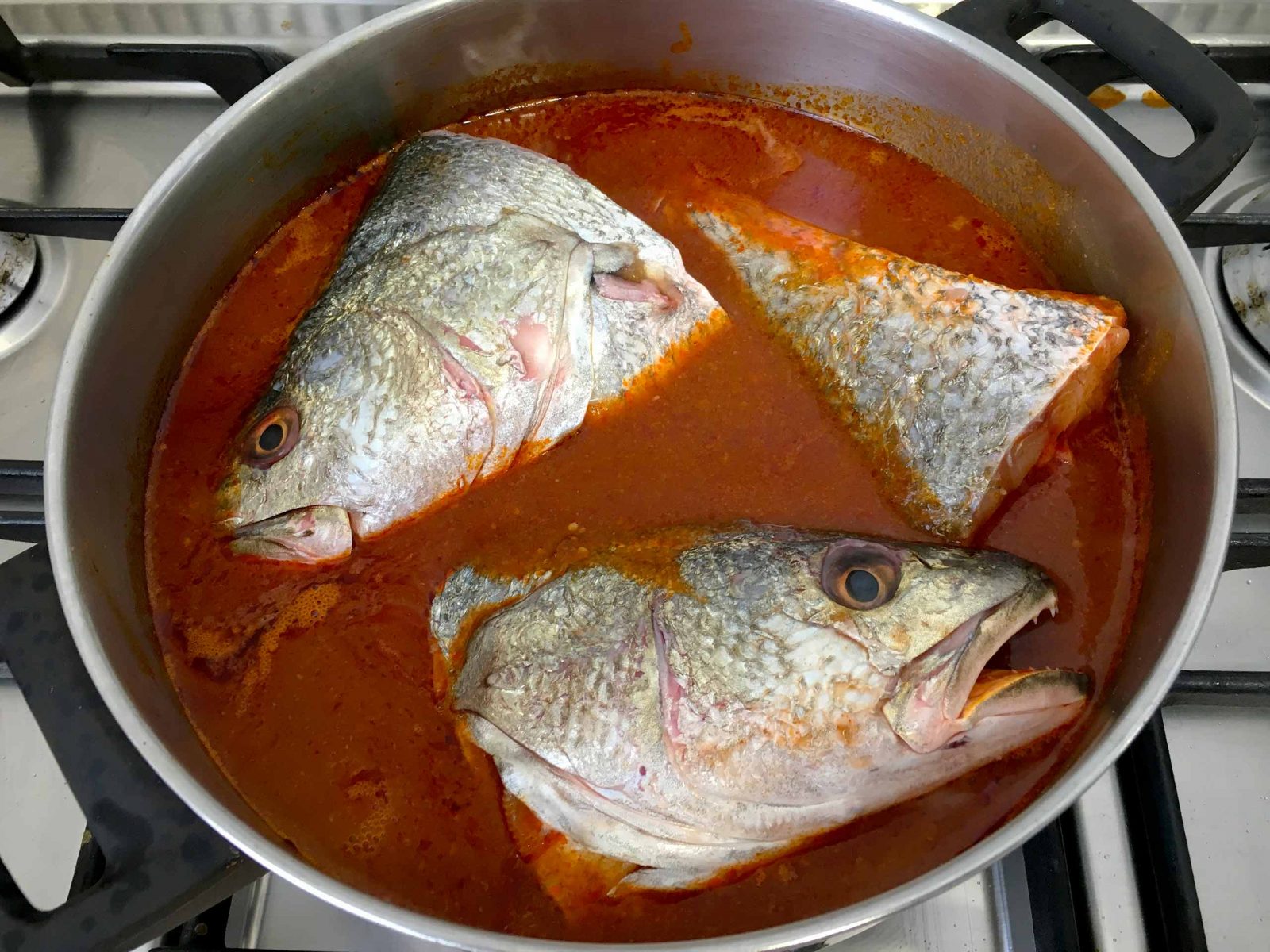 מוסיפים-את-הדגים-לרוטב-דג חריימה ברוטב עגבניות חריף