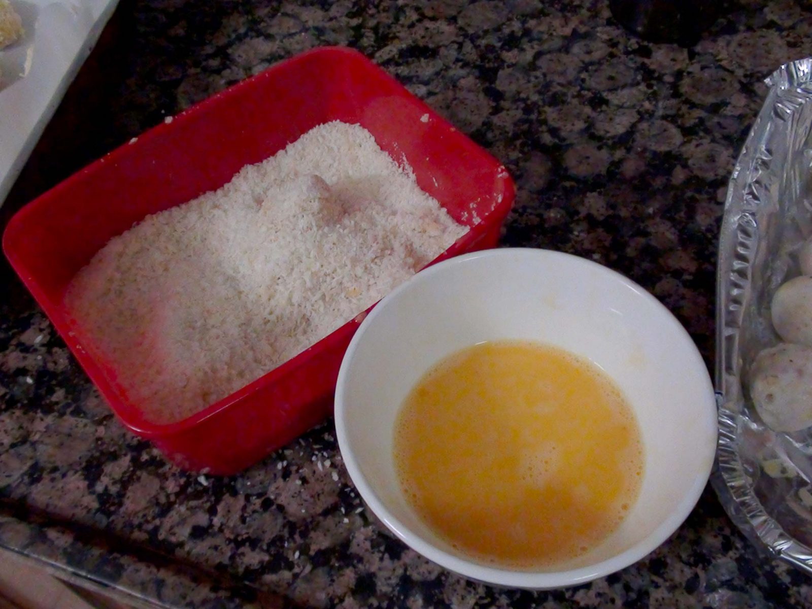 מכינים-תערובת-של-ביצה וטבלים בה את הפלאפל מנצ'גו