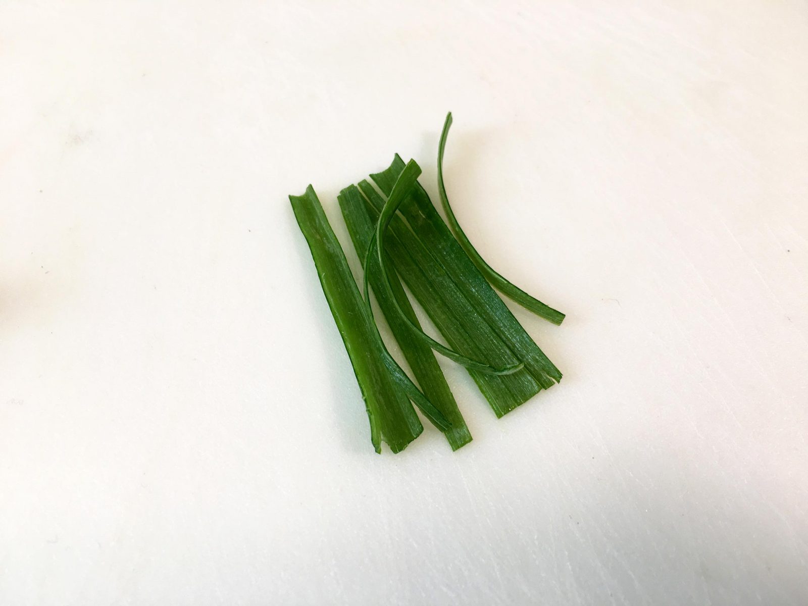 רצועות-בצל-ירוק-לסלט ירקות שורש אסייתי