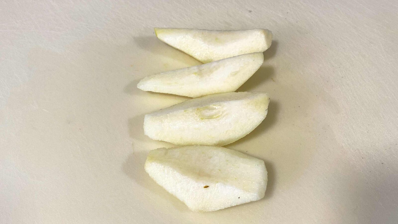 רסק תפוחים ואגסים קילוף האגס