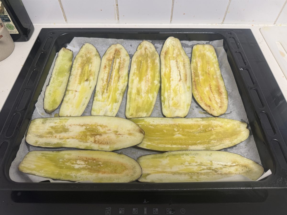 פרוסות חציל על תבנית עם שמן זית