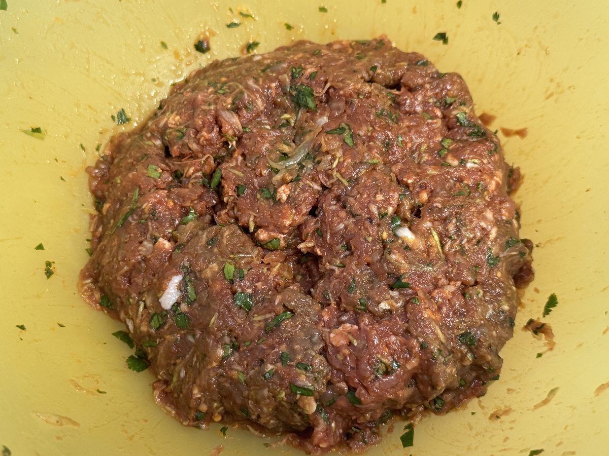 תערובת בשר טחון עם קישואים ופטרוזיליה