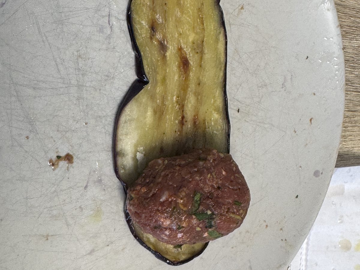 מגלגלים קציצה בפרוסת חציל